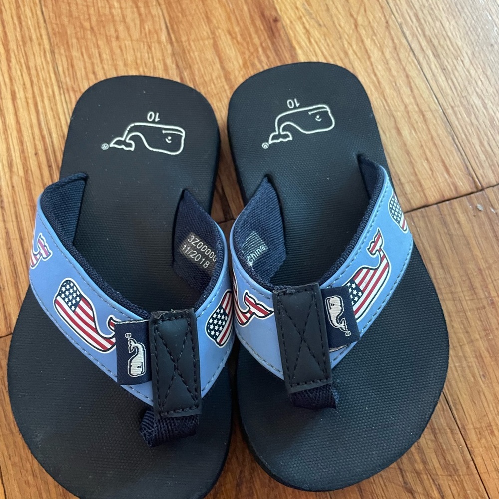 Vineyard Vines Flip Flops with Whale Flag Design Size 10